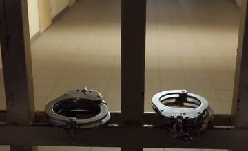 Policajti klepli po prstoch dvojici cudziniek, ktoré mali v obchodnom centre odcudziť tovar za stovky eur