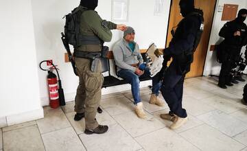 VIDEO: Veľká razia na Považí. V rukách policajtov skončilo 13 ľudí, medzi nimi aj muž známy z podsvetia