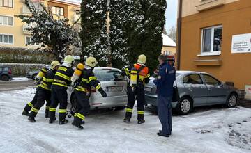 FOTO: Hasiči vyrazili na cvičenie. Najskôr sa ale museli popasovať so zle zaparkovaným autom