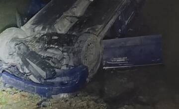 Odvážny zásah policajtov: Zachránili dezorientovanú obeť nehody z ľadovej vody