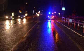 FOTO: Polícia hľadá svedkov nehody v Dubnici nad Váhom, neznáme vozidlo zrazilo 70-ročnú chodkyňu