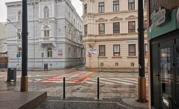 FOTO: V trenčianskej pasáži už autá nezaparkujú, vjazdu bránia nové stĺpiky