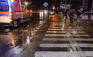 FOTO: Nehoda na priechode v Trenčíne. Vodička zrazila matku s dcérou, matka bojuje o život