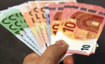 Novomestskí policajti odhalili obrovský podvod, 72-ročný muž prišiel takmer o 450-tisíc eur