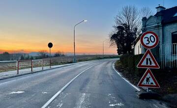 FOTO: Vodiči zvýšte pozornosť. V Novom Meste nad Váhom je čiastočne uzavretá cesta