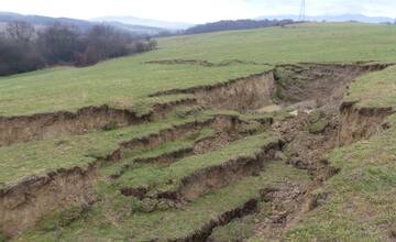 VIDEO: Na hornej Nitre sa hýbala zem. Zostal tam desiatky metrov dlhý kráter
