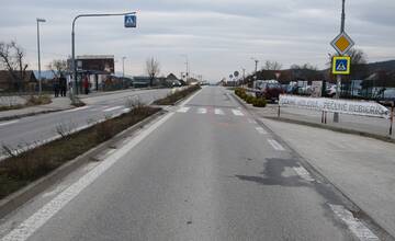 Dramatická dopravná nehoda. Neznámy vodič zachytil chodkyňu na priechode pre chodcov a z miesta ufujazdil