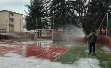 FOTO: V Brezovej pod Bradlom sa mrazov nezľakli. Obyvatelia mesta si môžu chystať korčule