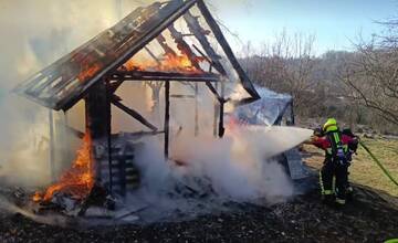 VIDEO: V hornonitrianskej obci dnes dopoludnia horelo. Hasiči bojovali s obrovskými plameňmi