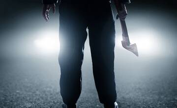 Hororový útok sekerou: Štyridsiatnik terorizoval rodinu s dieťaťom na ich vlastnom dvore