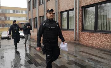 Vraj má revolver, prinesie si ho a vystrieľa školu. Študenta predviedli pred sudcu v Trenčíne