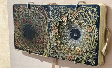 FOTO: Vyhodené knihy dostali nový život. Presvedčte sa o tom na výstave jedinečných 3D diel v Trenčíne