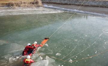 FOTO: Prelomený ľad pod korčuliarom a rýchly zásah hasičov. Našťastie išlo o previerkové cvičenie