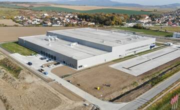 Neďaleko Partizánskeho rastie obrovská fabrika pre zdravotníctvo. Novú prácu ponúkne stovkám ľudí