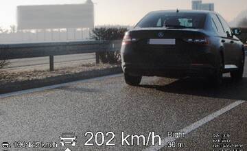 Diaľnicu si pomýlil s pretekárskou dráhou. Mať „ťažkú nohu“ sa vodičovi na D1 ale neoplatilo