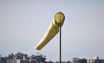 Dbajte na svoju bezpečnosť: výstrahy pred vetrom platia pre všetky okresy Trenčianskeho kraja