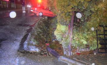 FOTO: Alkoholom opojenému vodičovi sa neuhol plot rodinného domu. Vrazil mu do auta
