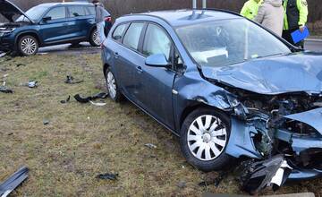 FOTO: Kuriózna nehoda v Prievidzi. Po nedaní prednosti v jazde nasledoval drahý „ťukanec“