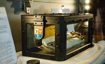 VIDEO: Na župnom úrade v Trenčíne sa objavila tajomná vitrína. Viete, čo sa v nej nachádza?