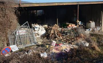 FOTO: Muž mal pri Trenčíne vytvoriť nelegálnu skládku, jej odstránenie bude stáť 230-tisíc eur