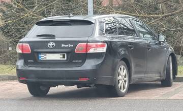 Muž v Novákoch nafúkal cez 2 promile. Za volant si presadol spolujazdec a nafúkal ešte viac