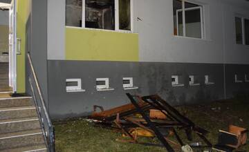 FOTO: Po požiari bytu v Prievidzi skončili dve osoby v nemocnici