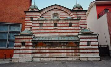 FOTO: Máte radi záhady? Na budovách v kúpeľnom meste na Považí je ukrytých niekoľko odkazov z minulosti