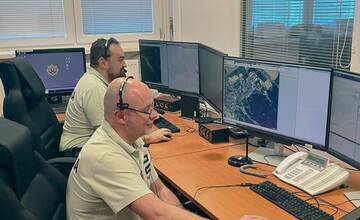 Policajti pomohli vystrašenej mamičke. Jej dieťa zostalo samo v Trenčíne