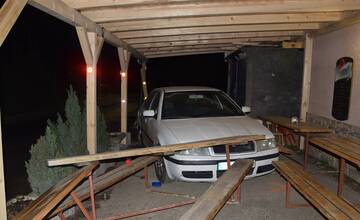 FOTO: Opitým vodičom sa neuhýbali mosty, prístrešky ani zaparkované autá. Ničili všetko, čo im prišlo do cesty