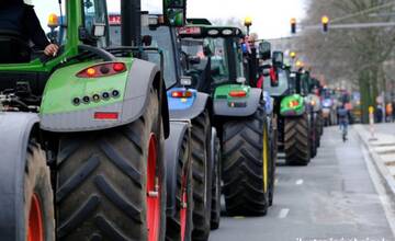 Štvrtkový protest farmárov. Mesto Dubnica nad Váhom upozorňuje na dočasne zablokovanú štátnu cestu I/61 