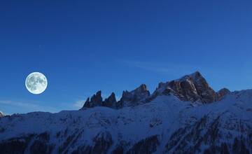 Blíži sa jedinečný Snehový mesiac. Kedy sa ukáže na oblohe?