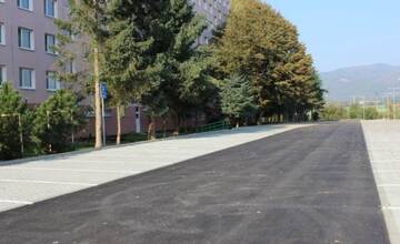 Situácia s parkovaním na sídlisku v Prievidzi sa zlepší. Kedy tam vznikne nové parkovisko?