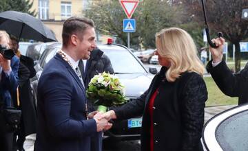 FOTO: Prezidentka navštívila Dubnicu nad Váhom a uctila si pamiatku rómskeho holokaustu