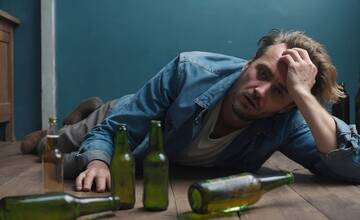 Akčný hrdina z krčmy. Po pár štamprlíkoch mlátil všetkých okolo, aj privolaných policajtov