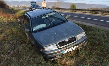 FOTO: Diaľnica pri Púchove narobila problémy iba 23-ročnému vodičovi. Bola mu priúzka