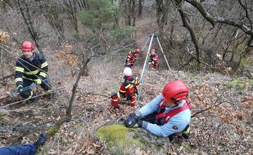 FOTO: Prievidzskí hasiči absolovali náročné lezecké cvičenie na skalnom brale
