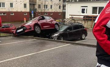 FOTO: Kuriózny deň v Trenčíne. Majiteľ Toyoty zaparkoval na kapote iného auta. Toto ste ešte nevideli