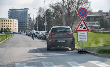 FOTO: Neuveriteľná arogancia. Vodiči si v Novom Meste nad Váhom ťažkú hlavu zo zákazu parkovania nerobili