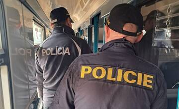 FOTO: Slovenskí a českí policajti hliadkovali spoločne vo vlakoch. Posvietili si na medzinárodné spoje