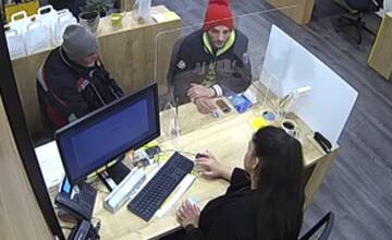 FOTO: Spoznávate muža v červenej čiapke? Policajti by si s ním radi pohovorili