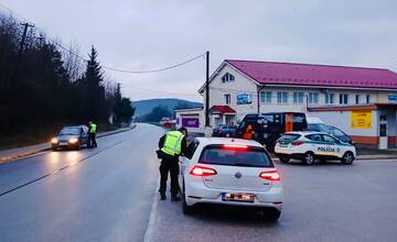 FOTO: Po smrteľnej nehode vyrazili policajti na cesty. Za dve hodiny skontrolovali viac ako sto vodičov