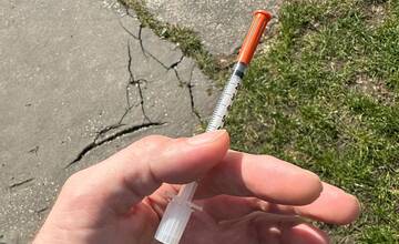 Rodičia pozor, na detských ihriskách v Trenčíne sa opäť objavujú použité striekačky