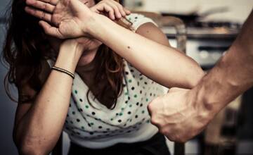 Pohotová reakcia ženy. Jej bývalý priateľ ju chcel zabiť, no ona ho prekabátila