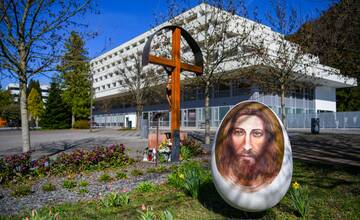 FOTO: Takúto veľkonočnú výzdobu nikde inde nenájdete. Kúpeľné mesto na Považí víta jar veľkolepo