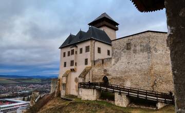 Trenčiansky hrad zdobí unikátna výstava vzácnych krojov. Príďte sa na ne pozrieť