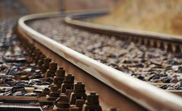 V Prievidzi sa zrazil vlak s osobným autom: Na mieste zasahujú hasiči, doprava je prerušená