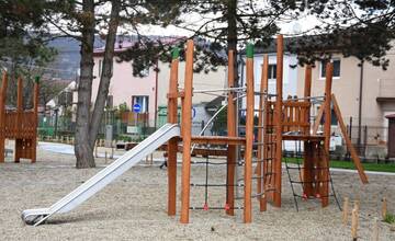 FOTO: Ihrisko na Považskej ulici v Trenčíne dostalo nový dych. Pribudli nové atrakcie, ale aj živý plot