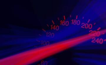 Po diaľnici sa rútil dvestovkou, no policajtom neušiel