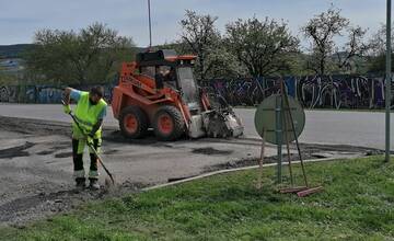 FOTO: Na viacerých uliciach v Púchove prebiehajú opravy ciest, mesto žiada o trpezlivosť