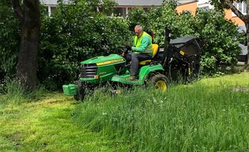 FOTO: V Trenčíne vytiahli kosačky, začalo sa celoplošné kosenie